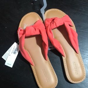 Coral knot Old Navy slides. Size 8